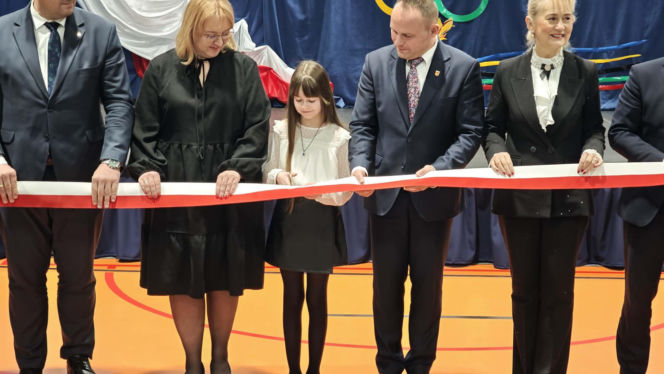Dzieci z podstawówki w Pniewie mogą korzystać z nowej hali sportowej