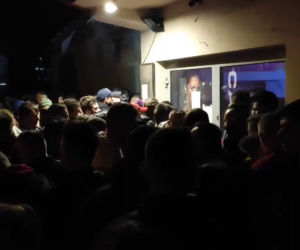 Dzikie tłumy przed dyskoteką na Podhalu