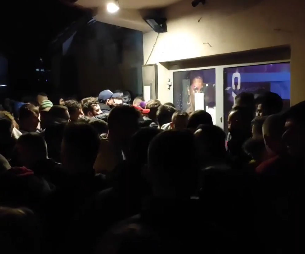 Dzikie tłumy przed dyskoteką na Podhalu