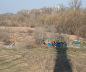 Ich dom to namiot w rezerwacie. Jak Paweł, Agnieszka i Zbyszek zorganizowali życie w cieniu mostu?