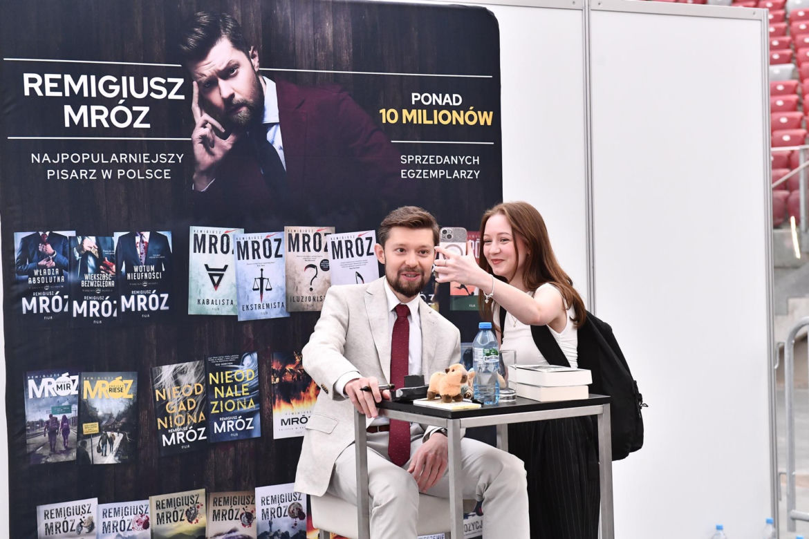 Targi Książki i Mediów VIVELO 2024 ściągnęły tłumy na PGE Narodowy. Mróz, Bonda i Hołownia oblegani przez fanów. Działo się! 