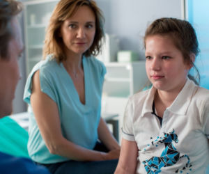 Na dobre i na złe, odcinek 712. Michał Wilczewski (Mateusz Janicki), Kasia Smuda (Ilona Ostrowska) i Matylda (Amelia Czaja)