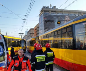 Warszawa zablokowana! Czołowe zderzenie tramwajów na skrzyżowaniu Solidarności i Jana Pawła przy kinie Femina