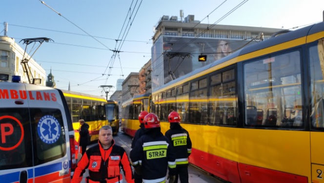 Warszawa zablokowana! Czołowe zderzenie tramwajów na skrzyżowaniu Solidarności i Jana Pawła przy kinie Femina