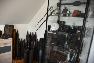 Policjanci zatrzymali 22-latka w związku z odnalezioną nielegalną amunicją i pociskami na posesji w Kozłowie