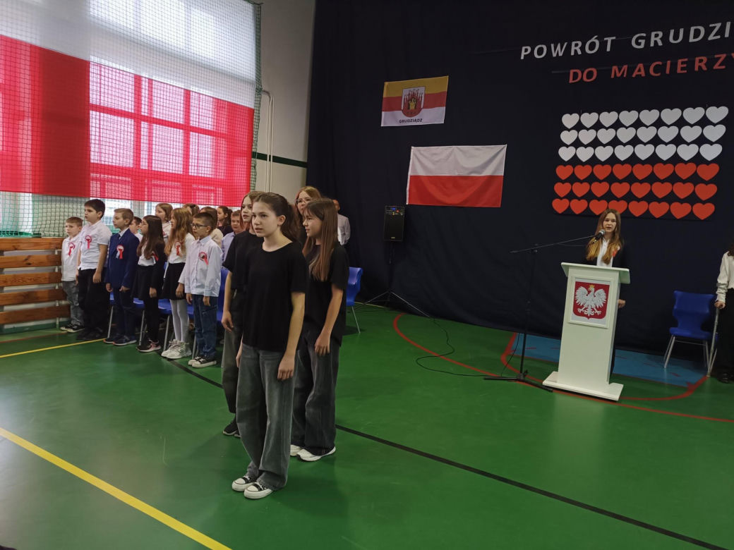 Apel uczniów SP nr 1 o 105. rocznicy powrotu Grudziądza do macierzy