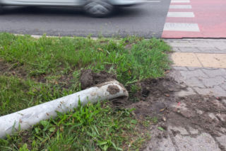 Nie działa sygnalizacja świetlna na Jana Pawła na DK12 w Lesznie. Zawinił kierowca
