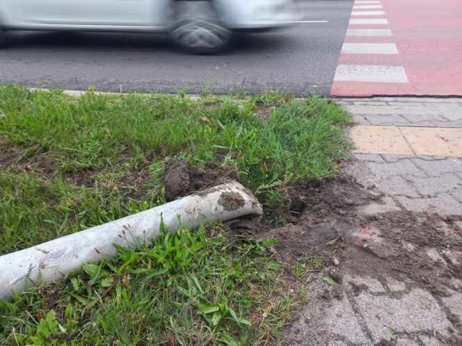 Nie działa sygnalizacja świetlna na Jana Pawła na DK12 w Lesznie. Zawinił kierowca