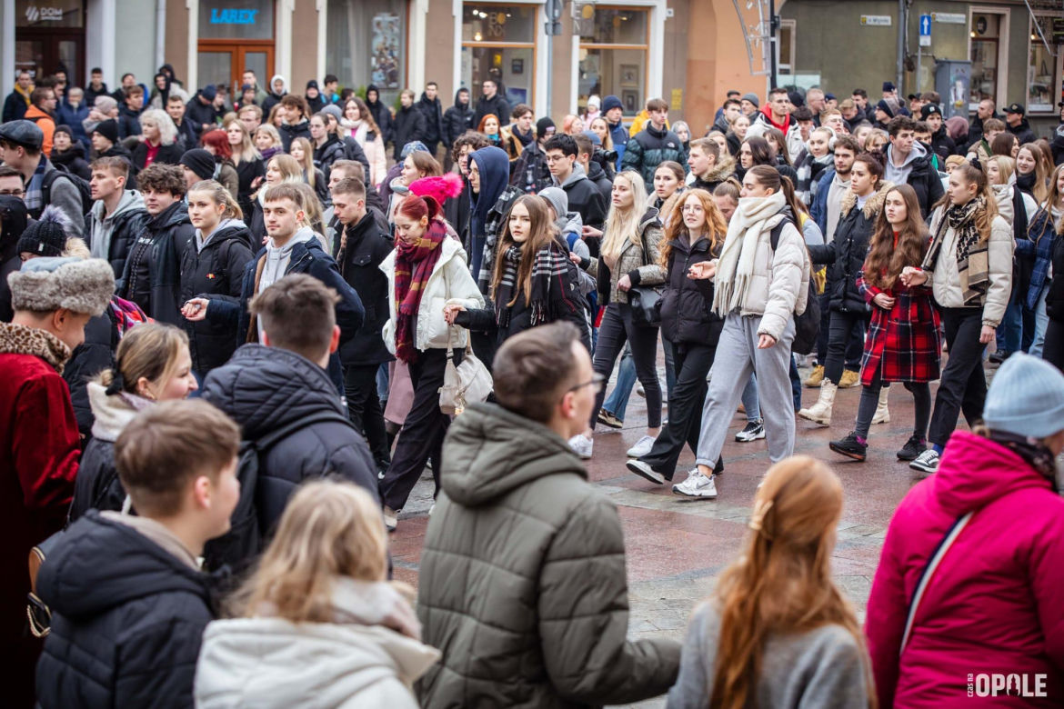 Maturzyści tańczą poloneza na Rynku w Opolu