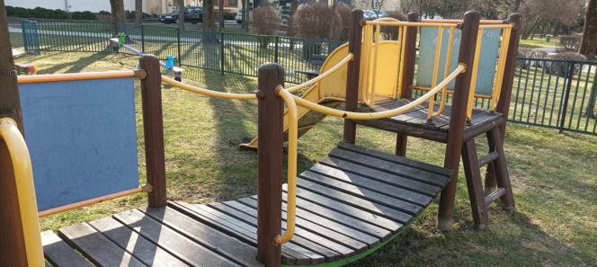 Huśtawki czy parking? Przed takim wyborem stoją mieszkańcy osiedla w Lublinie