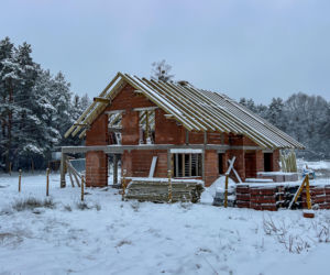 Zima na budowie, czyli co można zrobić na placu budowy, a co odłożyć?