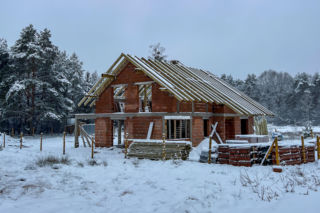 Zima na budowie, czyli co można zrobić na placu budowy, a co lepiej odłożyć do wiosny? Porady eksperta