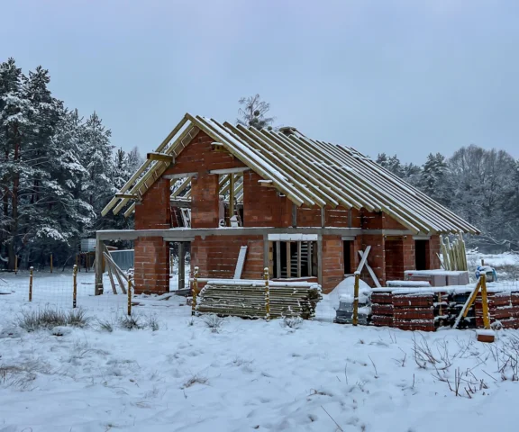 Zima na budowie, czyli co można zrobić na placu budowy, a co odłożyć?