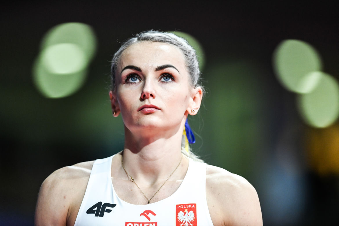 Justyna Święty-Ersetic ze wstążką w barwach Ukrainy