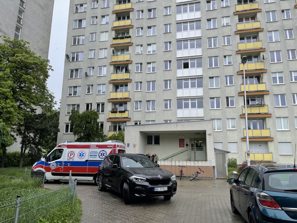 Kierowca BMW - jadący w strefie zamieszkania – niezgodnie z przepisami zaczął cofać wjeżdżając na chodnik. 