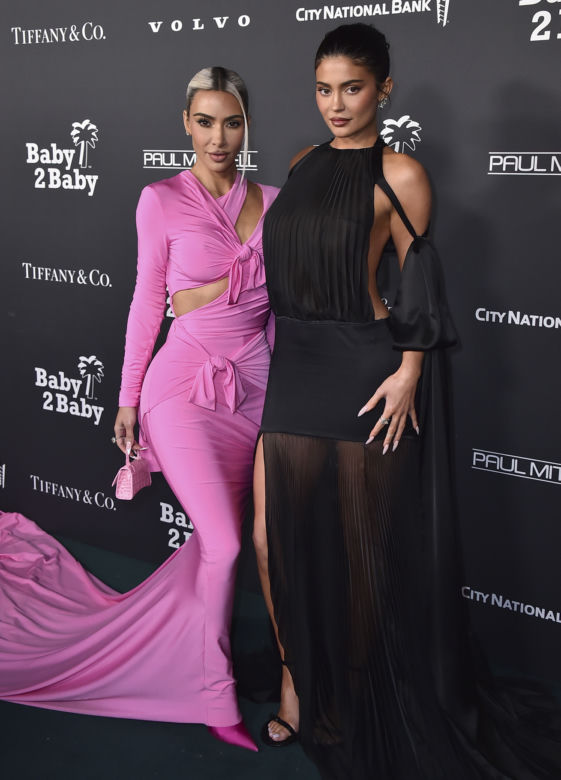 Kylie Jenner z gołą pupę wygina się na śniegu w słynnym kurorcie. Co za bikini!