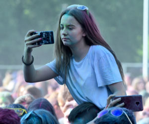 W Lubinie wybuchła bitwa... na kolorowe proszki. Zobacz zdjęcia z Festiwalu Kolorów! [GALERIA]