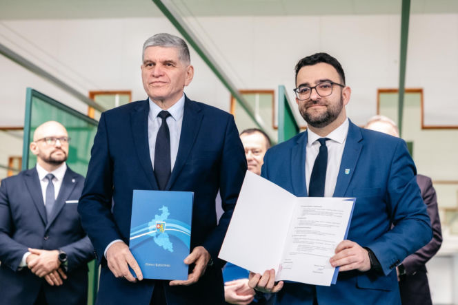 Powiat rzeszowski i łańcucki z porozumieniem o wsparciu w kryzysach. Chodzi o sprzęt, logistykę i ewakuację