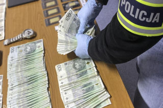 Podbierała sztabki i gotówkę. Ogromne straty salonu jubilerskiego!