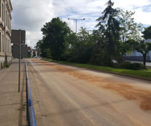 Poważne utrudnienia w centrum Grudziądza. Strażacy usuwają ogromną plamę oleju na ulicy Focha
