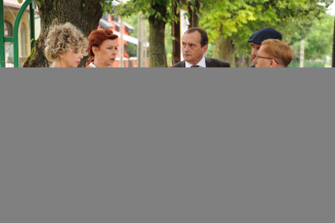 Ranczo 9 sezon odc. 106. Lodzia (Magdalena Kuta), Czerepach (Artur Barciś), senator Kozioł (Cezary Żak), Wezół (Wojciech Wysocki), Halina (Violetta Arlak)