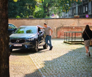 Pierwsza miłość: Krystian pociesza Łucję Reterską, która wciąż nie umie pogodzić się ze stratą syna. Bohaterów łączy coraz większa sympatia…