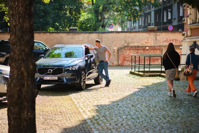 "Pierwsza miłość": Krystian pociesza Łucję Reterską, która wciąż nie umie pogodzić się ze stratą syna. Bohaterów łączy coraz większa sympatia…