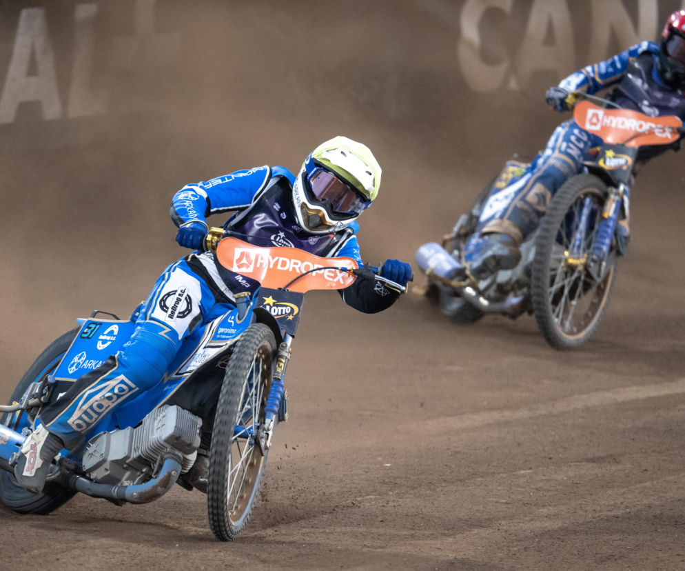 Dwaj żużlowcy na torze podczas wyścigu. O transmisji z Grand Prix Polski w Łodzi przeczytasz na SE Supersport.
