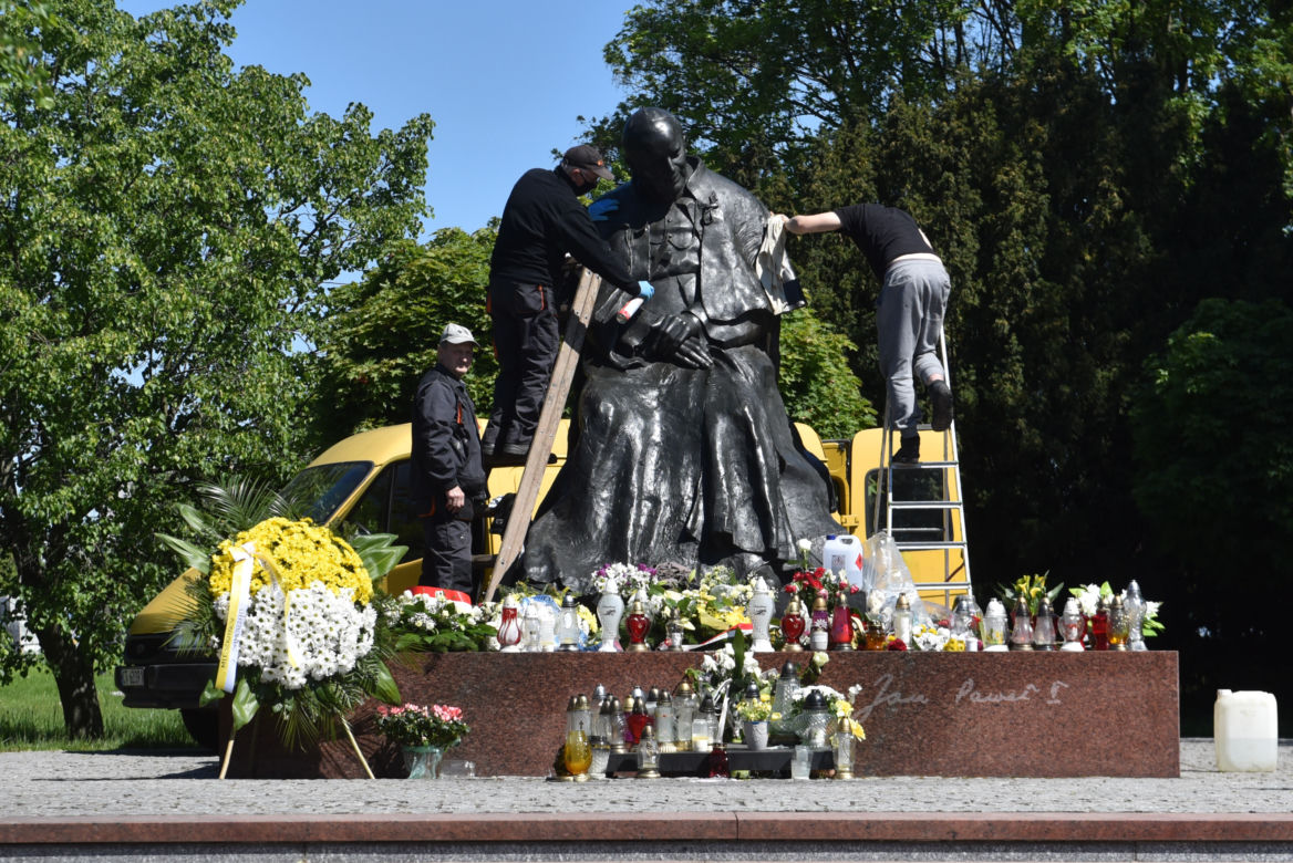 W Toruniu wandale zdewastowali pomnik Jana Pawła II