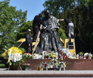 W Toruniu wandale zdewastowali pomnik Jana Pawła II