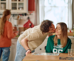 Na Wspólnej, odcinek 4194: matka Remka zastaje półnagiego Brzozowskiego w mieszkaniu Brygidy. Oskarża ją o niewierność