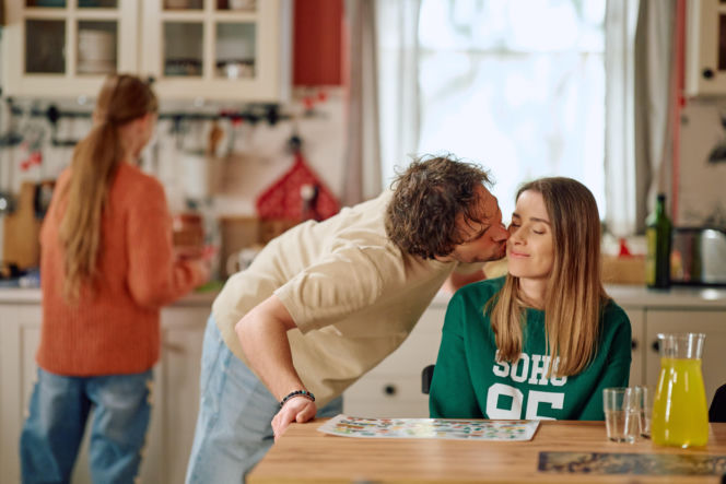 "Na Wspólnej", odcinek 4194: matka Remka zastaje półnagiego Brzozowskiego w mieszkaniu Brygidy. Oskarża ją o niewierność