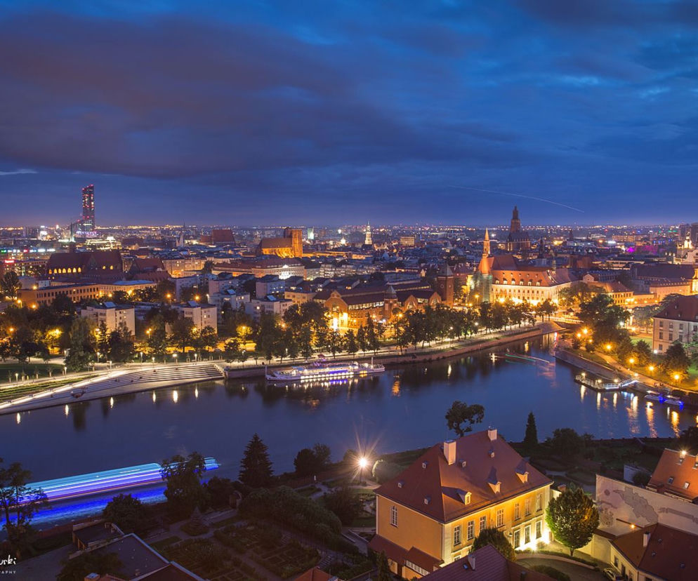 Naodrzańskie bulwary i dachy zabytkowego centrum Wrocławia