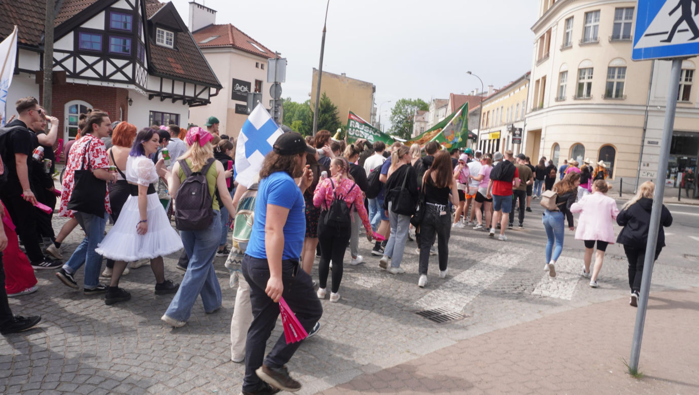 Kortowiada 2024. Parada Wydziałów przeszła ulicami miasta. Studenci tłumnie wzięli udział w imprezie