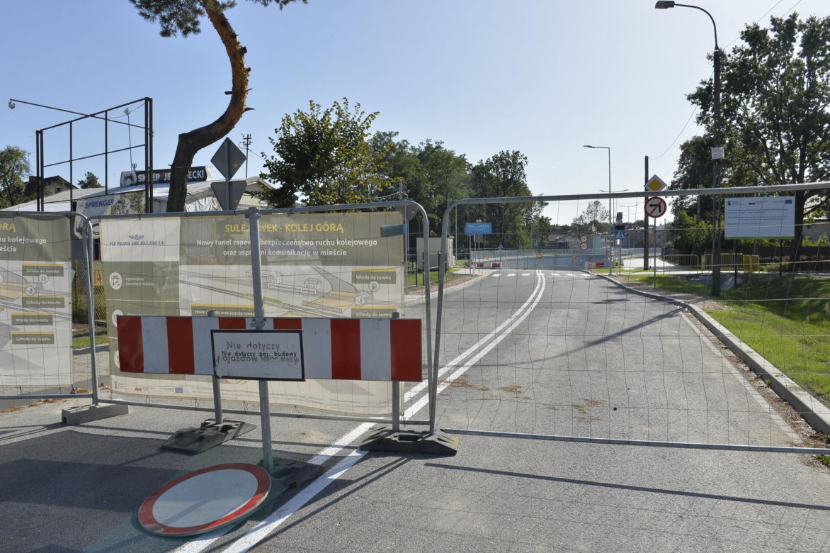 Mieli otwierać tunel w Sulejówku, wyszła klapa. Drogowcy będą musieli zrywać nowy asfalt	