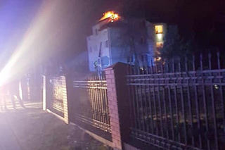 Pożar wybuchł w nocy. Ogień i dym odcięły drogę ucieczki czteroosobowej rodzinie