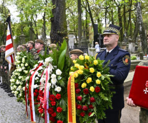 Oni pamiętali o Janie Fryczu. Biało-czerwone wieńce 