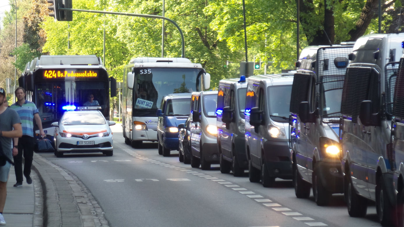 Gigantyczne siły policji zabezpieczały Marsz Równości i kontrmanifestacje w Krakowie