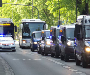 Gigantyczne siły policji zabezpieczały Marsz Równości i kontrmanifestacje w Krakowie