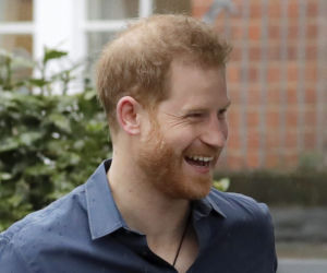 Książe Harry prawie łysy! Jego włosy znikają w oczach