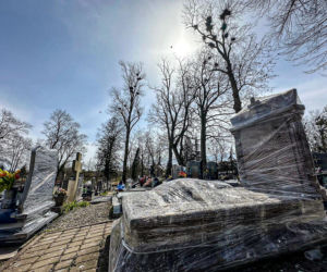 Ptasi terror w Jezioranach! Cmentarz tonie w odchodach, a mieszkańcy są bezradni. „Groby trzeba owijać folią!”