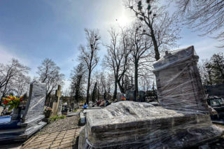 Ptasi terror w Jezioranach! Cmentarz tonie w odchodach, a mieszkańcy są bezradni. „Groby trzeba owijać folią!”