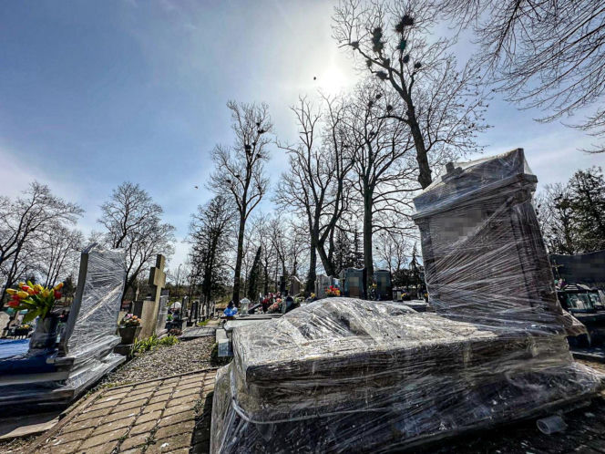 Ptasi terror w Jezioranach! Cmentarz tonie w odchodach, a mieszkańcy są bezradni. „Groby trzeba owijać folią!”