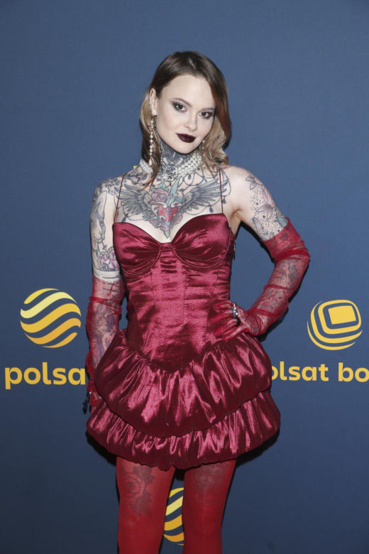 Monika Miller cała na czerwono! Zaszalała z kreacją. Dobrała do niej perły