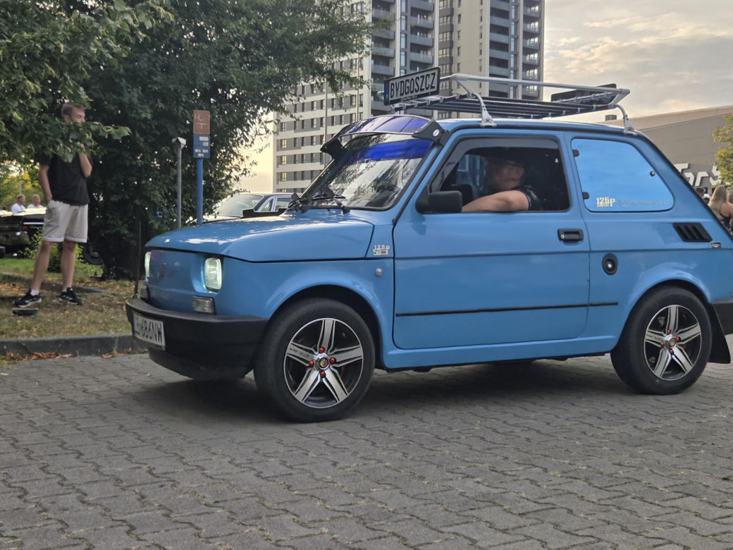 Klasyczna motoryzacja znów zachwyciła Bydgoszcz. „Bydgoskie Klasyki Nocą” przy Torbydzie