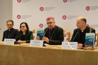 Episkopat zaprezentował nową podstawę programową religii w szkole