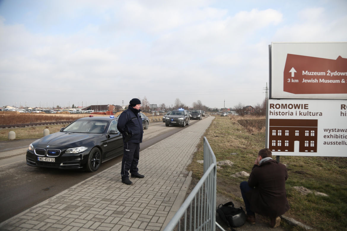 Śmigłowiec Black Hawk nad Krakowem i dziesiątki radiowozów na ulicach. Co się stało?