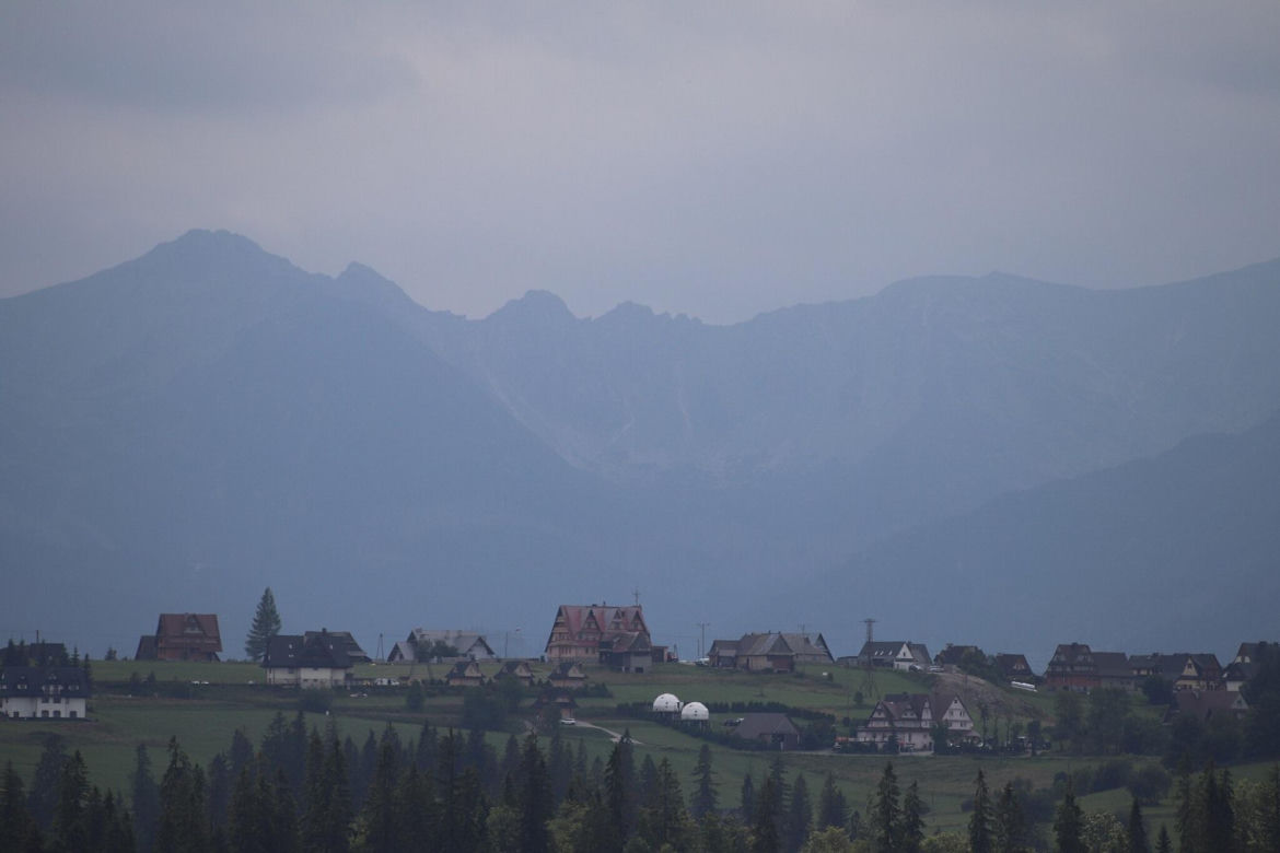 To jedna z najciekawszych wsi w Małopolsce. Jest ozdobą Podhala, a jej mieszkańcy słyną z pobożności