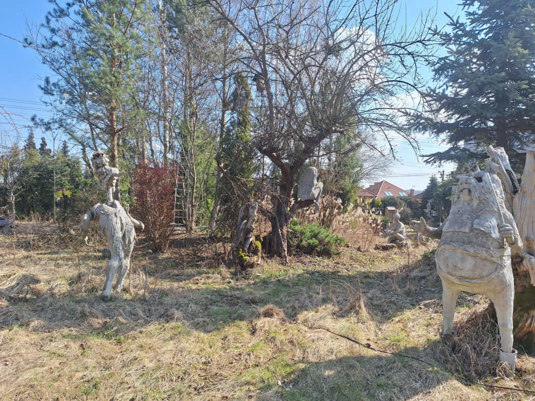 Surrealistyczne rzeźby zdobią ogród. Budzą niepokój i ciekawość