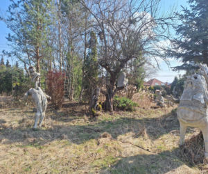 Surrealistyczne rzeźby zdobią ogród. Budzą niepokój i ciekawość